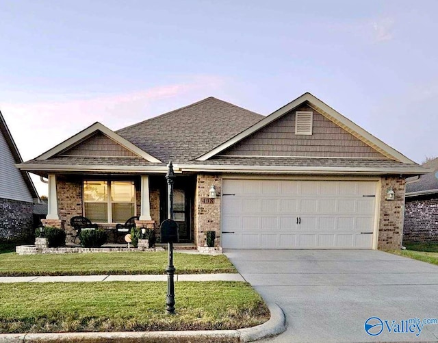 view of front of property featuring a front yard and a garage