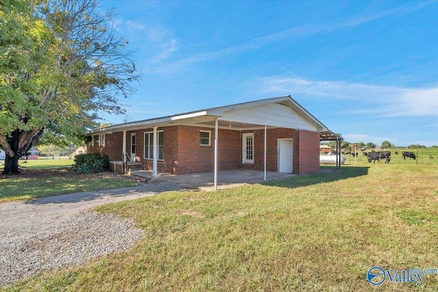 view of front facade featuring a front lawn