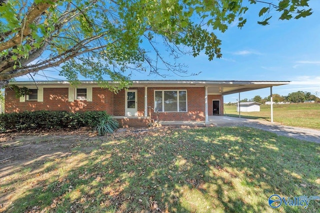 view of front of home featuring a front lawn and a carport