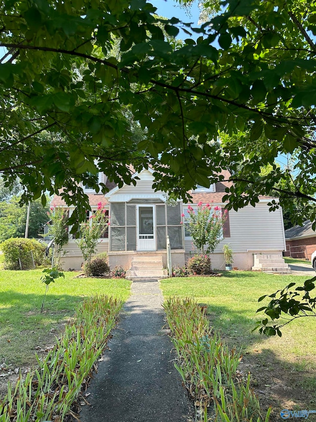 view of front of property with a front yard