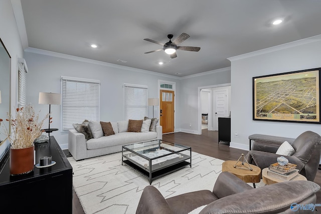 living area with baseboards, a ceiling fan, recessed lighting, and wood finished floors