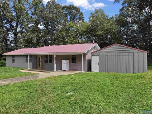 ranch-style house featuring a front lawn