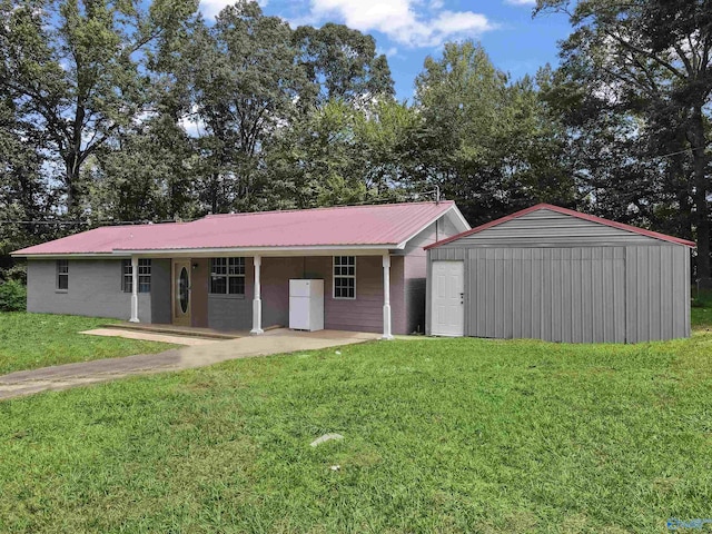 ranch-style house featuring metal roof and a front lawn