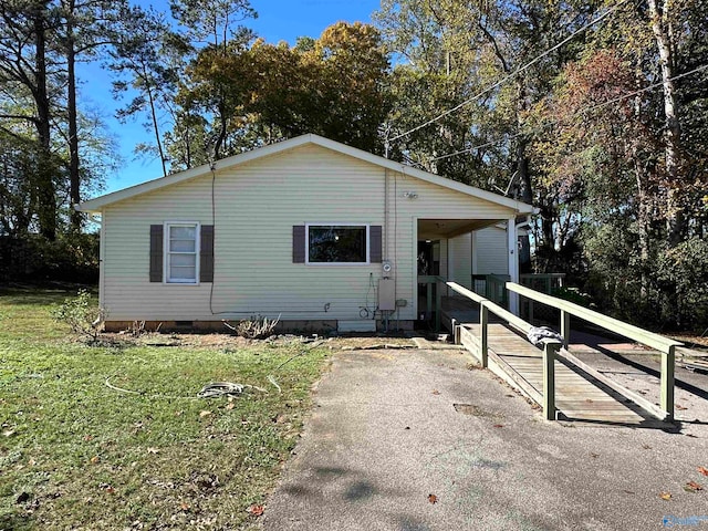 view of front of property featuring a front yard