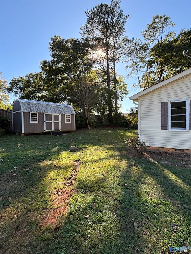 view of yard featuring a storage unit