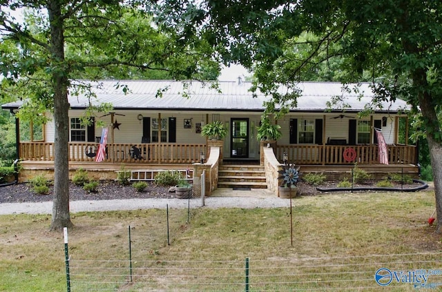 ranch-style home featuring a front lawn and a porch