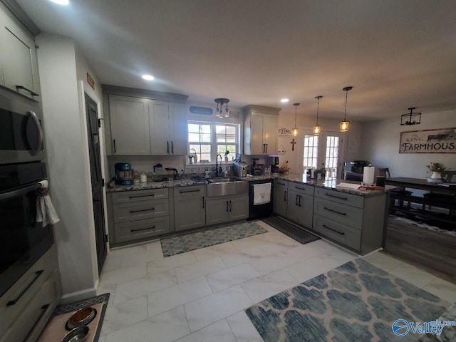 kitchen featuring appliances with stainless steel finishes, sink, pendant lighting, kitchen peninsula, and gray cabinets