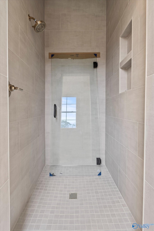 bathroom featuring tiled shower