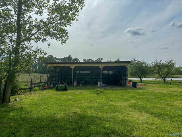 view of yard featuring an outbuilding