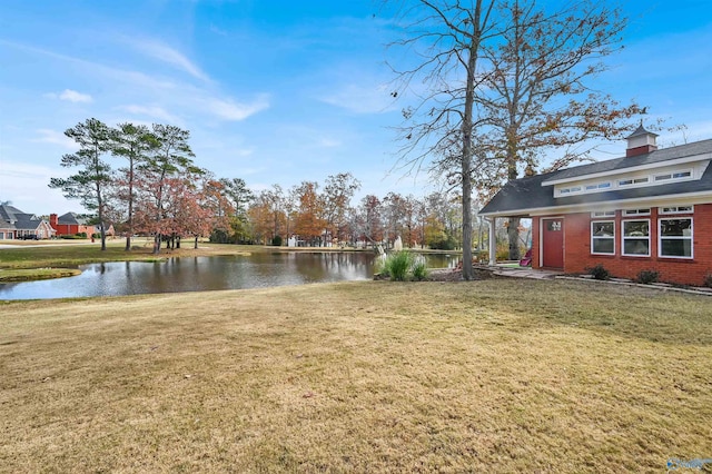 view of yard featuring a water view