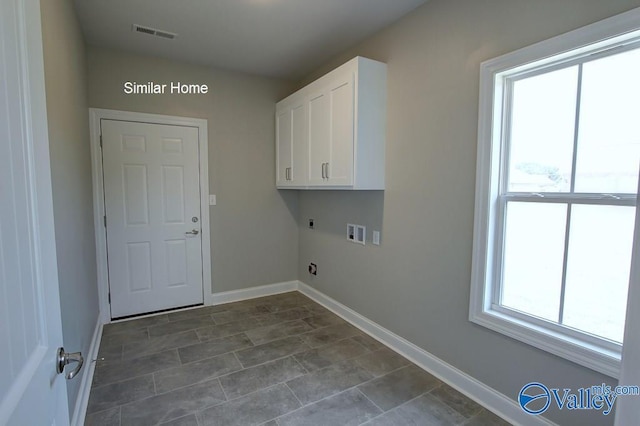 washroom with visible vents, cabinet space, and baseboards