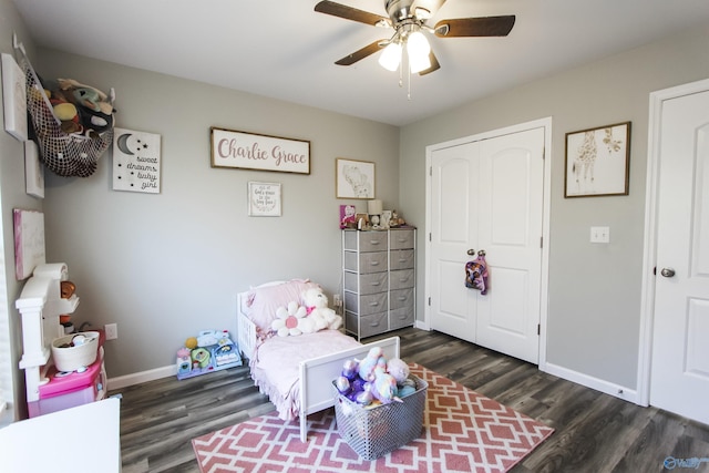 bedroom featuring dark wood-type flooring, a ceiling fan, baseboards, and a closet