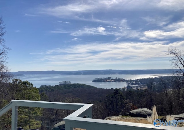 water view with a mountain view