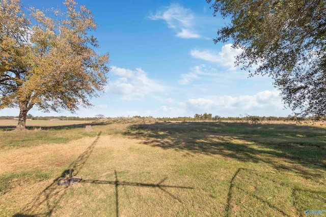 view of yard featuring a rural view