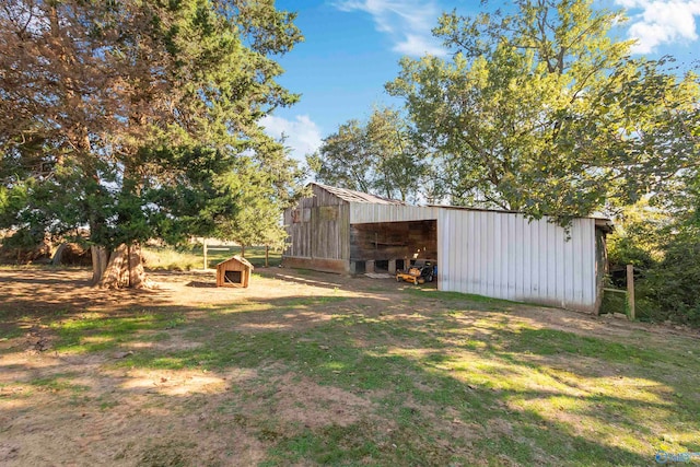 view of yard with an outdoor structure