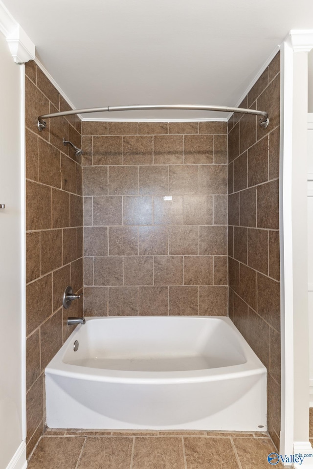 bathroom with washtub / shower combination