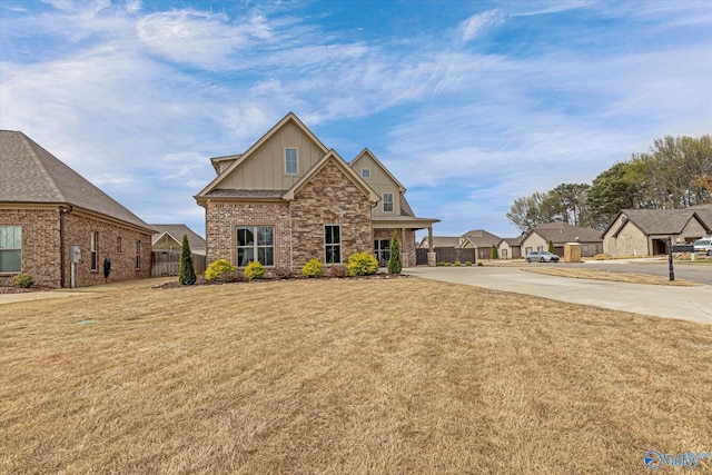 view of front of property with a front yard