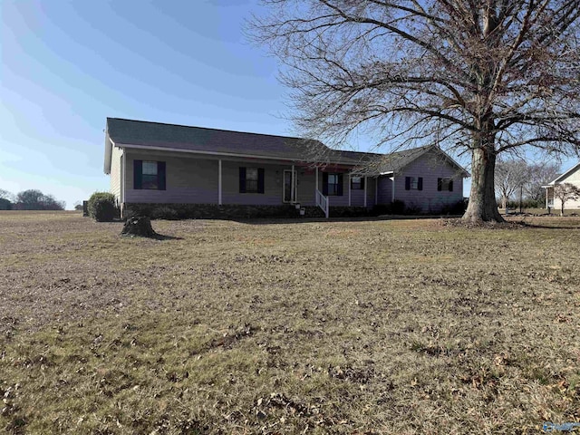 ranch-style home featuring a front lawn