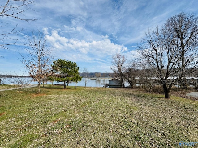 view of yard featuring a water view