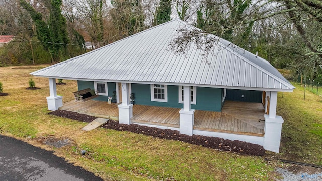 view of front of home featuring a front lawn and covered porch