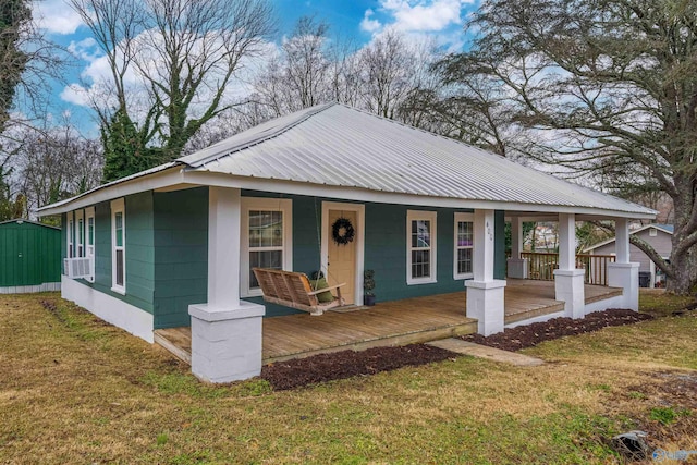 view of front facade with a front lawn and covered porch