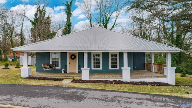 view of front of house featuring a porch