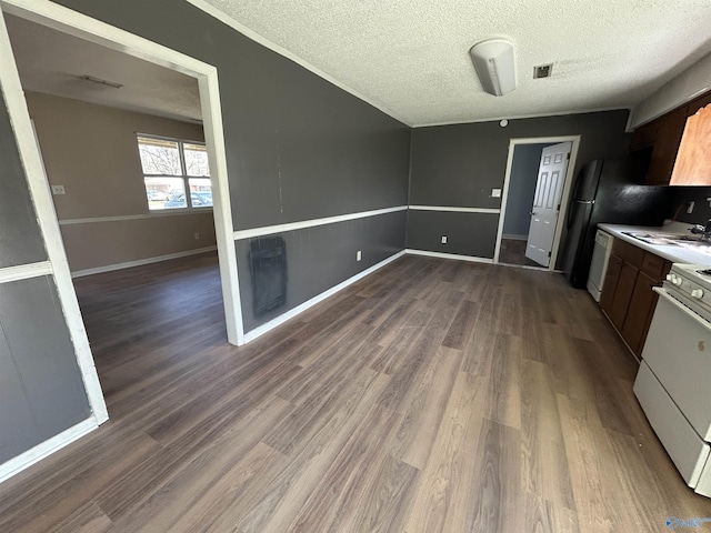 393 Canadian Dr, Scottsboro, AL 35769 - kitchen featuring light countertops, a sink, dark wood finished floors, a textured ceiling, and range