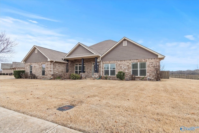 craftsman house featuring a front lawn