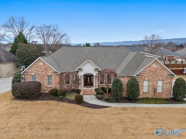 view of front of house featuring a mountain view and a front yard