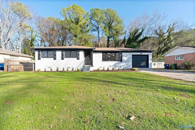 single story home with a front lawn