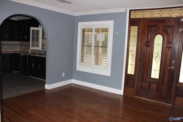 entryway with a textured ceiling, ornamental molding, dark hardwood / wood-style flooring, and sink