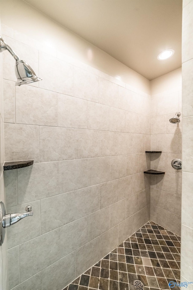 bathroom featuring tiled shower