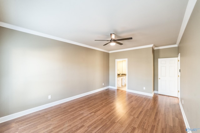 unfurnished room featuring light wood-type flooring, ceiling fan, and crown molding