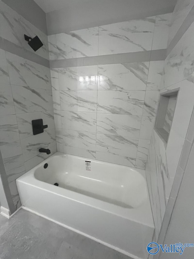 bathroom with tiled shower / bath combo