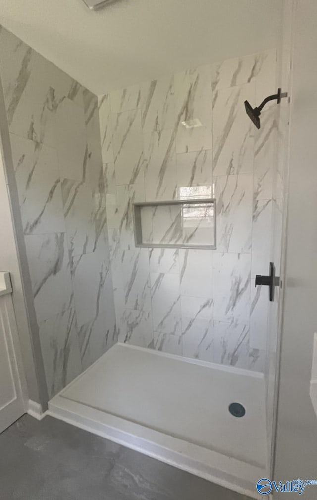 bathroom featuring a tile shower