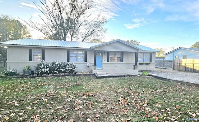 single story home featuring a front lawn