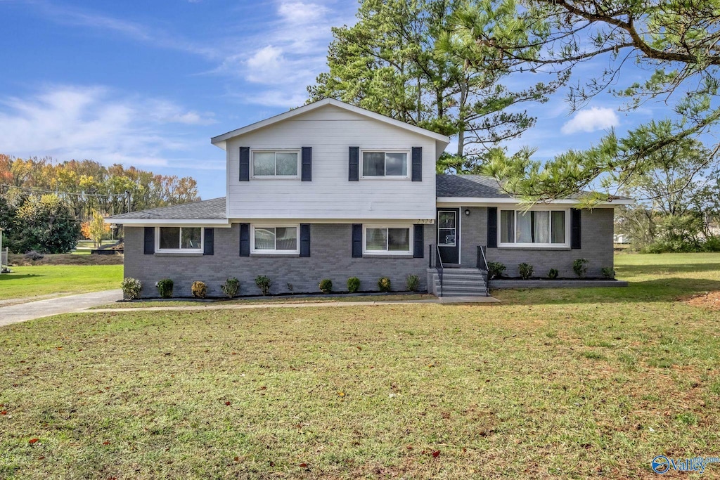 tri-level home featuring a front yard