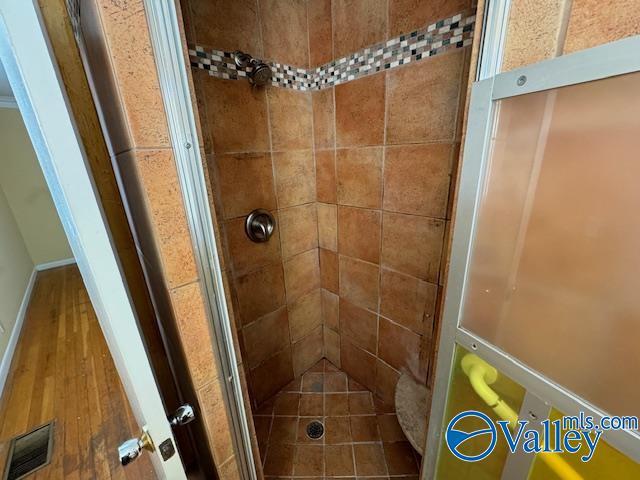 bathroom featuring tiled shower