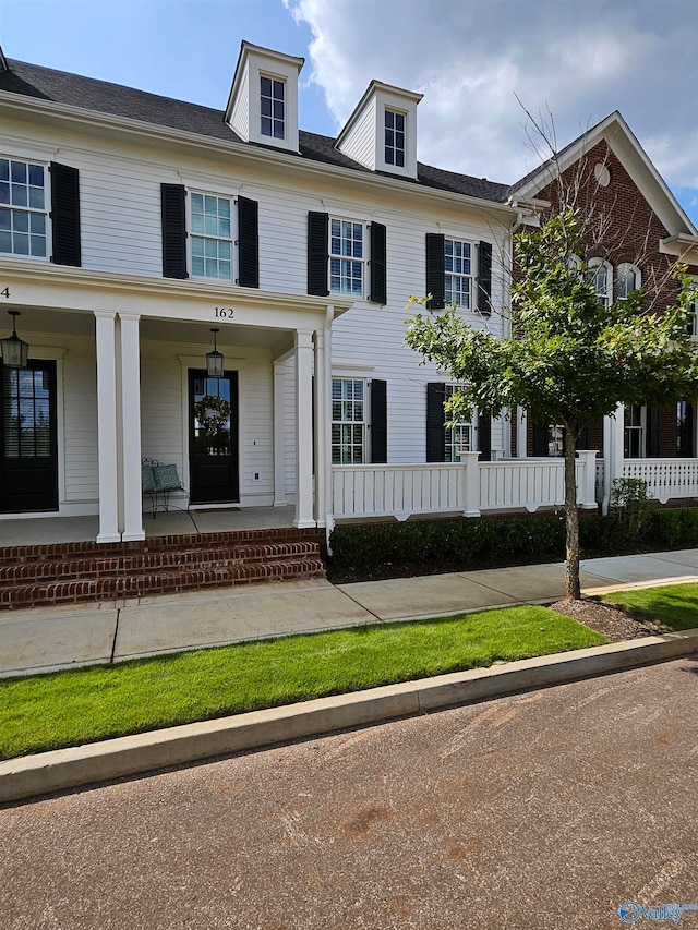 view of front of property featuring a porch