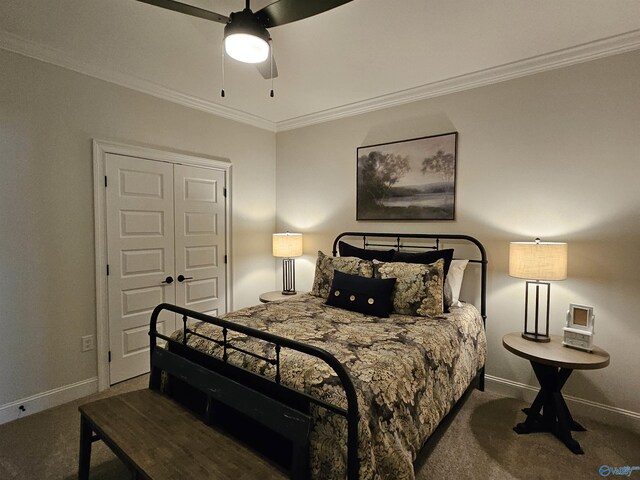 carpeted bedroom featuring ceiling fan, ornamental molding, and a closet