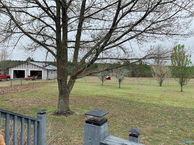 view of yard featuring an outdoor structure