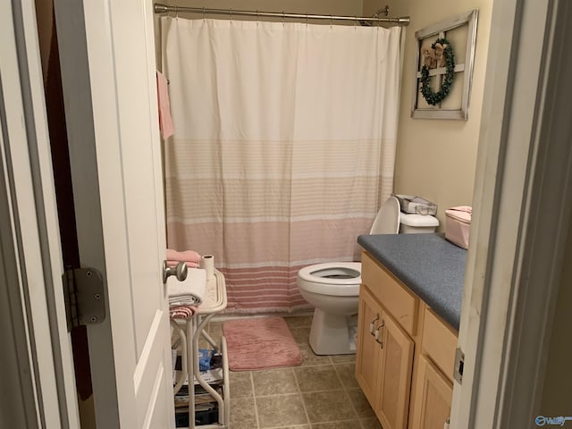 full bath featuring vanity, toilet, and a shower with shower curtain