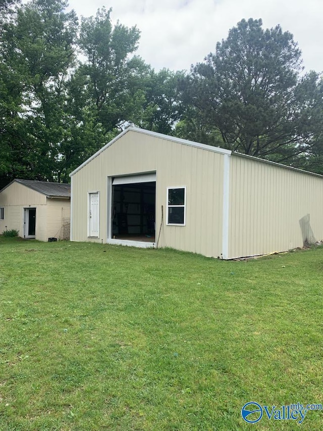 view of pole building featuring a lawn