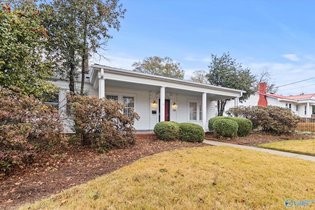 view of front facade featuring a front lawn