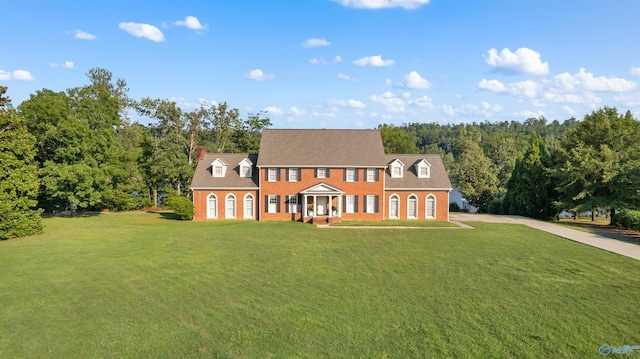 view of front of property featuring a front lawn