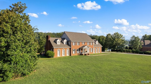 view of front of property featuring a front lawn