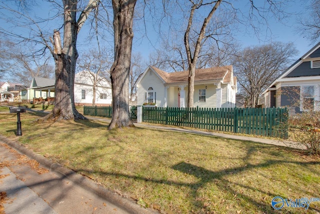 view of front of property with a front yard