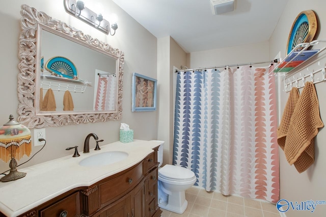 bathroom featuring a shower with shower curtain, vanity, and toilet