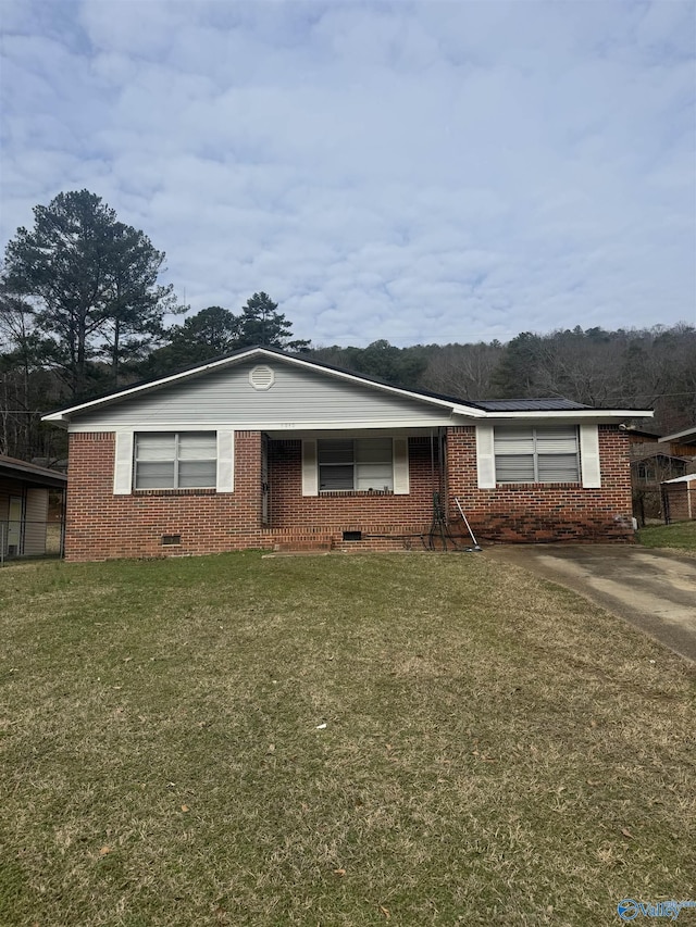 single story home with a front lawn