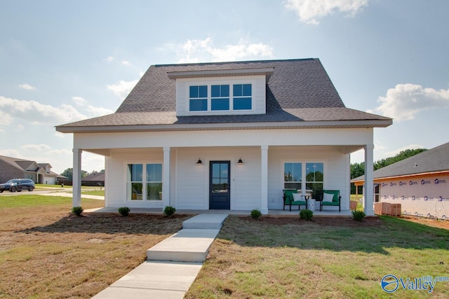 view of front of property featuring a porch and a front yard